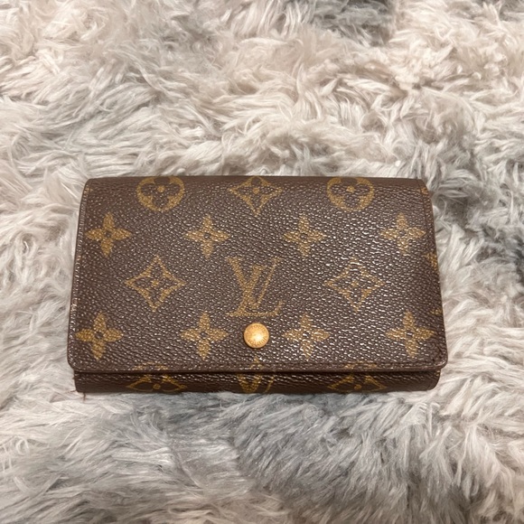 LV Monogram Wallet CHAIN NOT INCLUDED - Picture 8 of 11
